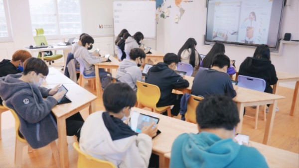 B_2.경북교육청, 학교 정보화장비 관리 업무 간소화!)태블릿PC를 활용하여 수업을 진행하는 사진)02.jpg